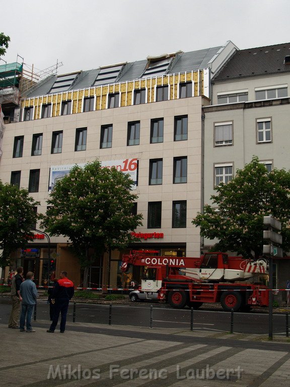 800 kg Fensterrahmen drohte auf Strasse zu rutschen Koeln Friesenplatz P02.JPG